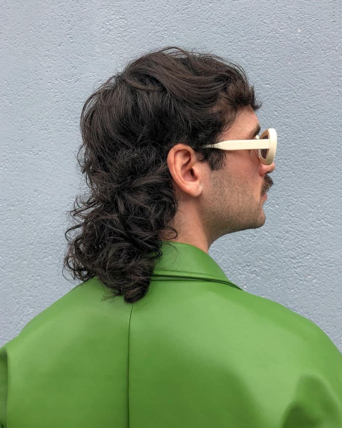 Men’s hairstyles over 60 years old are getting more and more popular nowadays. Thus, we can’t make this list of 1970s men’s hairstyles without the royal mullet. Probably, the most trending cut in the past, nowadays is also the most favoured 70s-inspired hair trend.