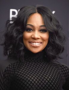 hairstyles for black women - loose waves above shoulder