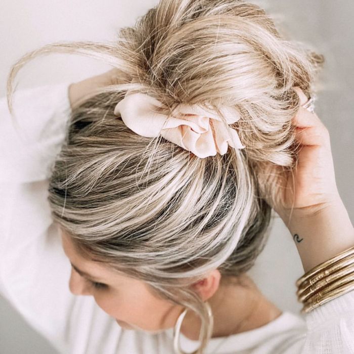 Comment faire un chignon décoiffé ? 10 tutoriels de coiffure Easy Bun ...