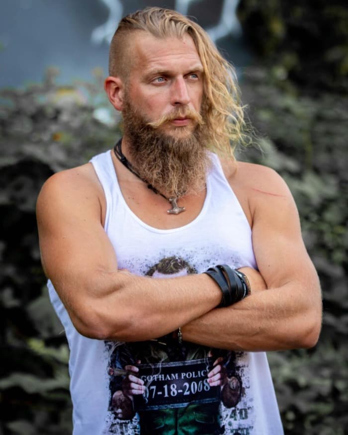 Does anyone have this hairstyle from bjorn ironside in vikings : r