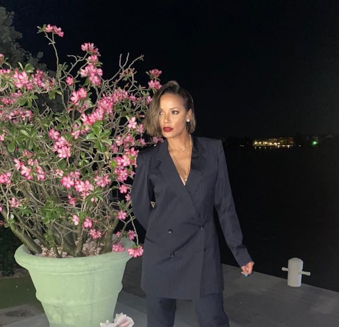 Selita Ebanks Pulled-Back Bob