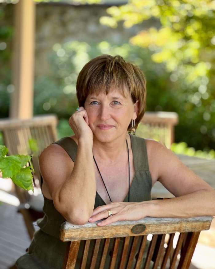 Casual Graduated Pixie Haircut with Highlights