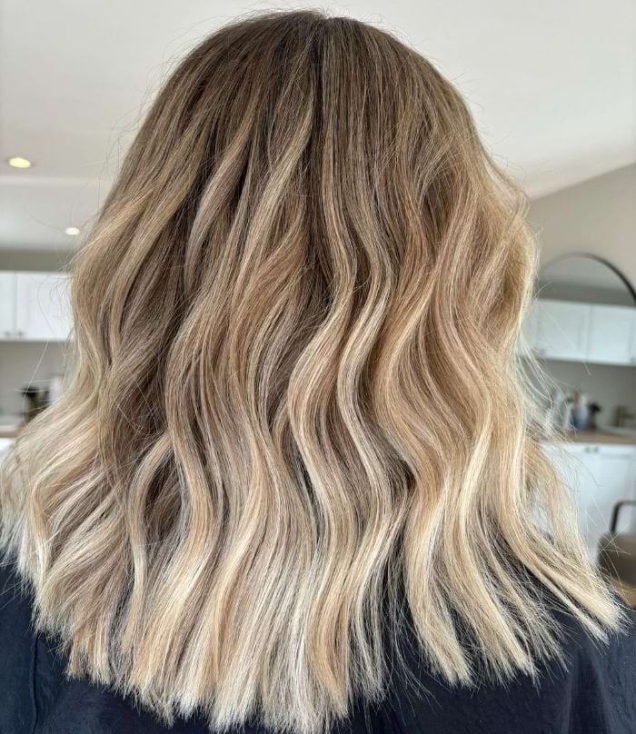 Shoulder-Length Beachy Waves with Golden Highlights